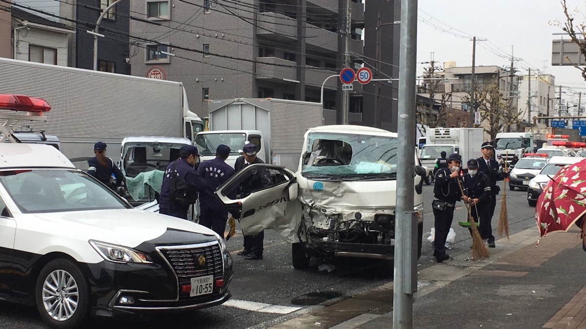 吹田市 本日12 17午前 阪急吹田から少し南 内環状線で車両2台が大きく破損する事故が発生 渋滞も起きているようです 号外net 吹田