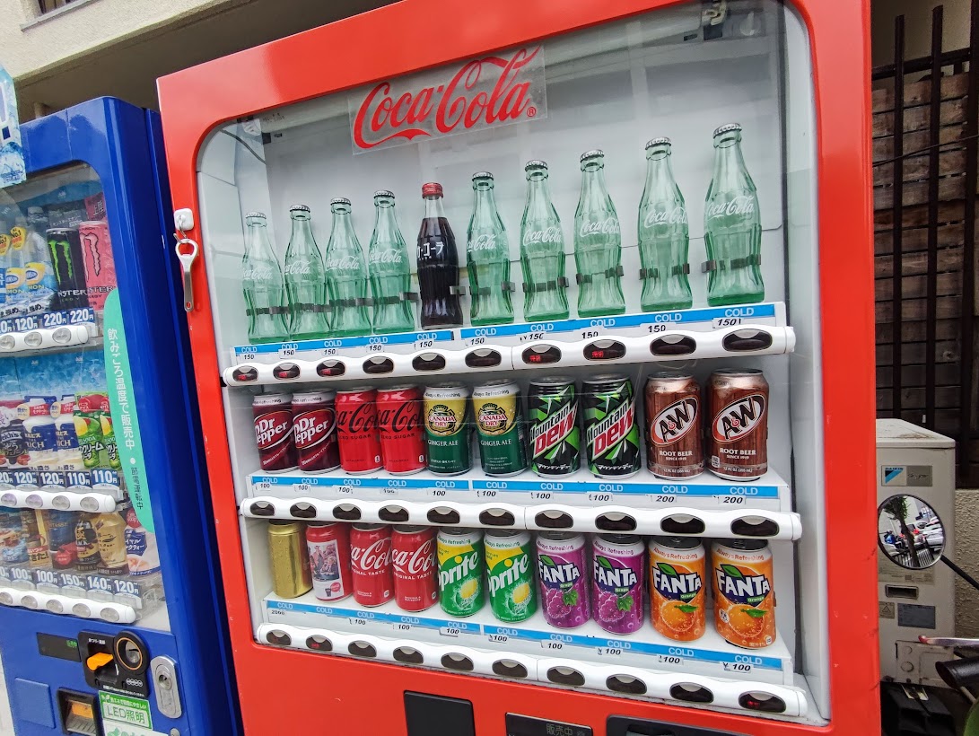 吹田市】“瓶のコカ・コーラ”が売られている珍しい自動販売機で、見た