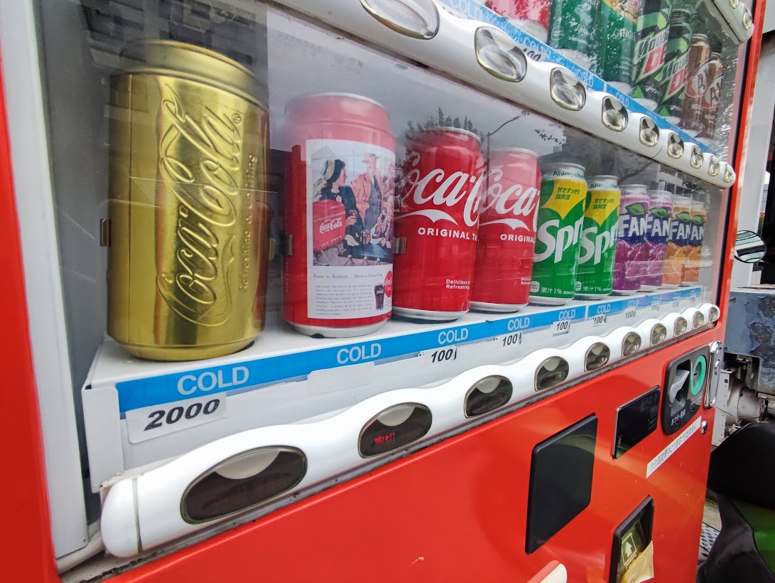 吹田市】“瓶のコカ・コーラ”が売られている珍しい自動販売機で、見た